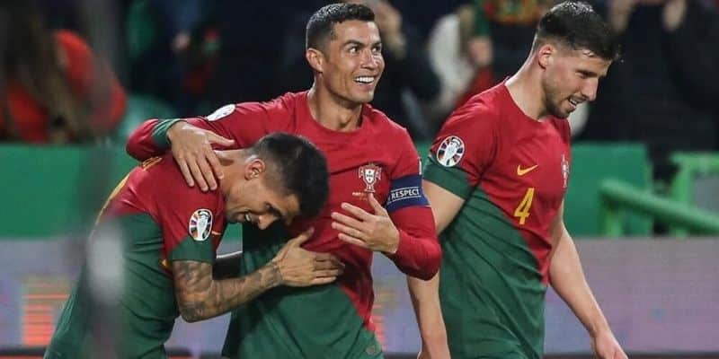 Khám phá top 3 cầu thủ ra sân nhiều nhất trong lịch sử Euro Khám phá top 3 cầu thủ ra sân nhiều nhất trong lịch sử Euro